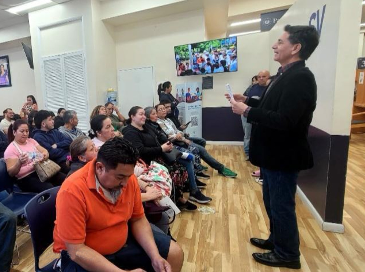 Adultos de CENAES participando en una actividad educativa con Mario Gamboa