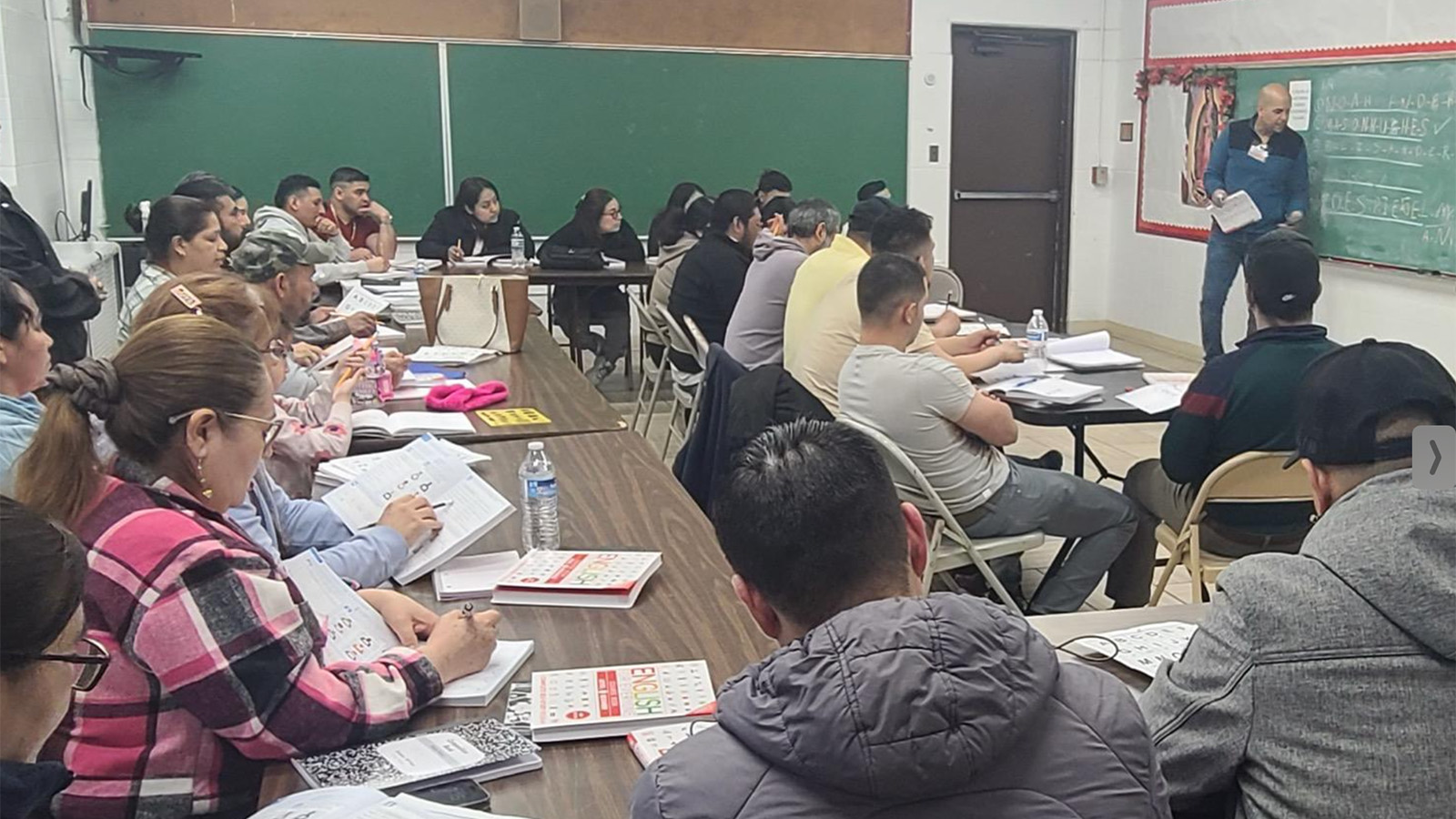 Clase de alfabetización para adultos de CENAES
