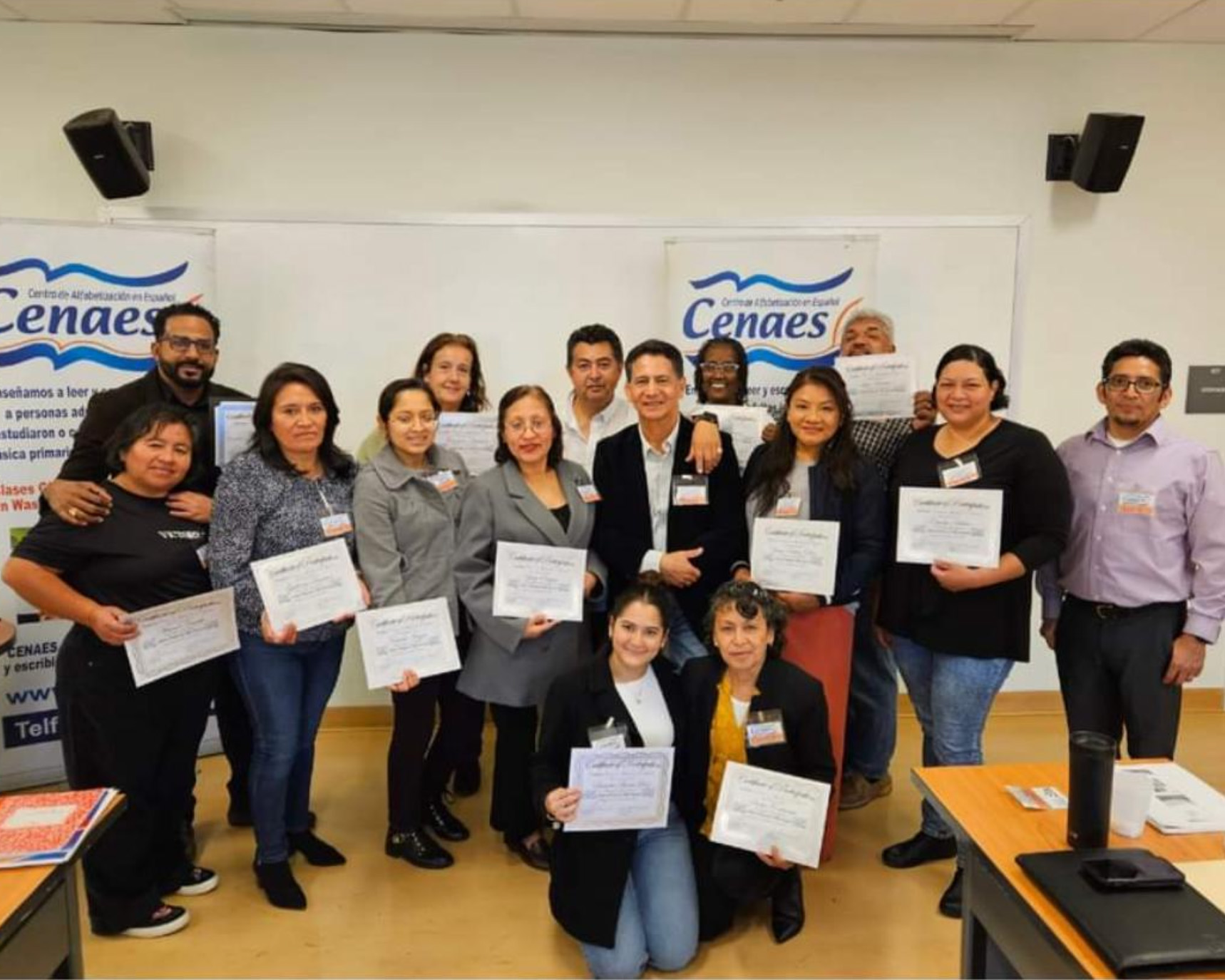 Estudiantes adultos de CENAES celebrando sus logros con certificados de graduación.